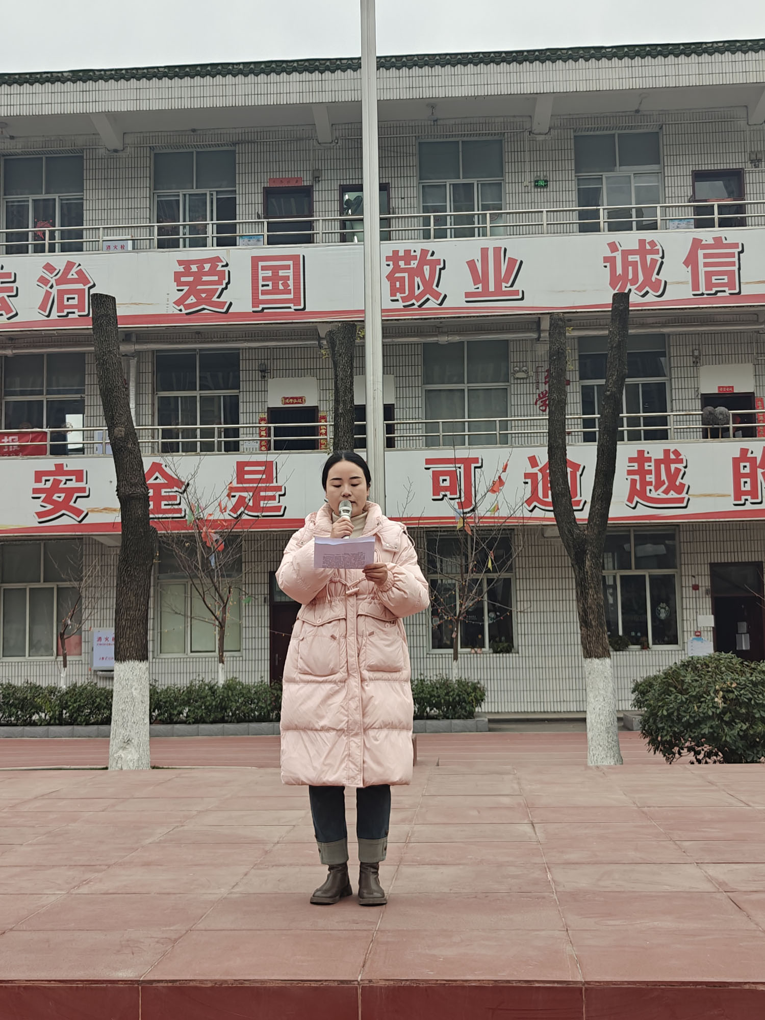 教师代表何玲菲发言.jpg