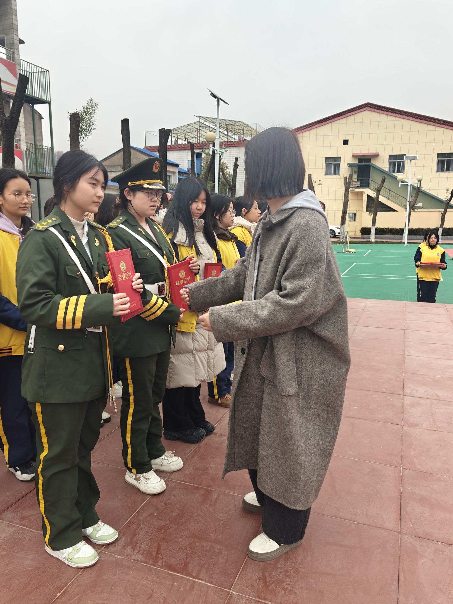 赵校长颁发荣誉证书.jpg