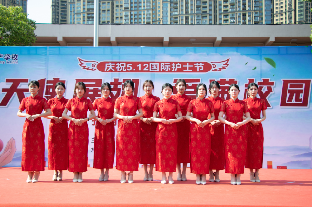 礼仪队：护理礼仪先锋，校园文明典范